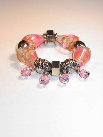 Armband met bedels en roze kunststof stenen