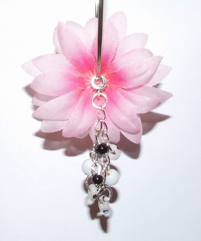 Oorbel bloem 85 | Bloemoorbel roze met bedels wit/zwart GTST