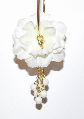 Oorring goud bloem 90 | Witte bloemoorbel met bedels GTST