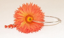 Oorbel bloem 45180 | Bloemoorbel met bedels oranje GTST 