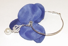 Oorbel bloem 60113 | Bloemoorbel viool blauw met bedel  GTST 